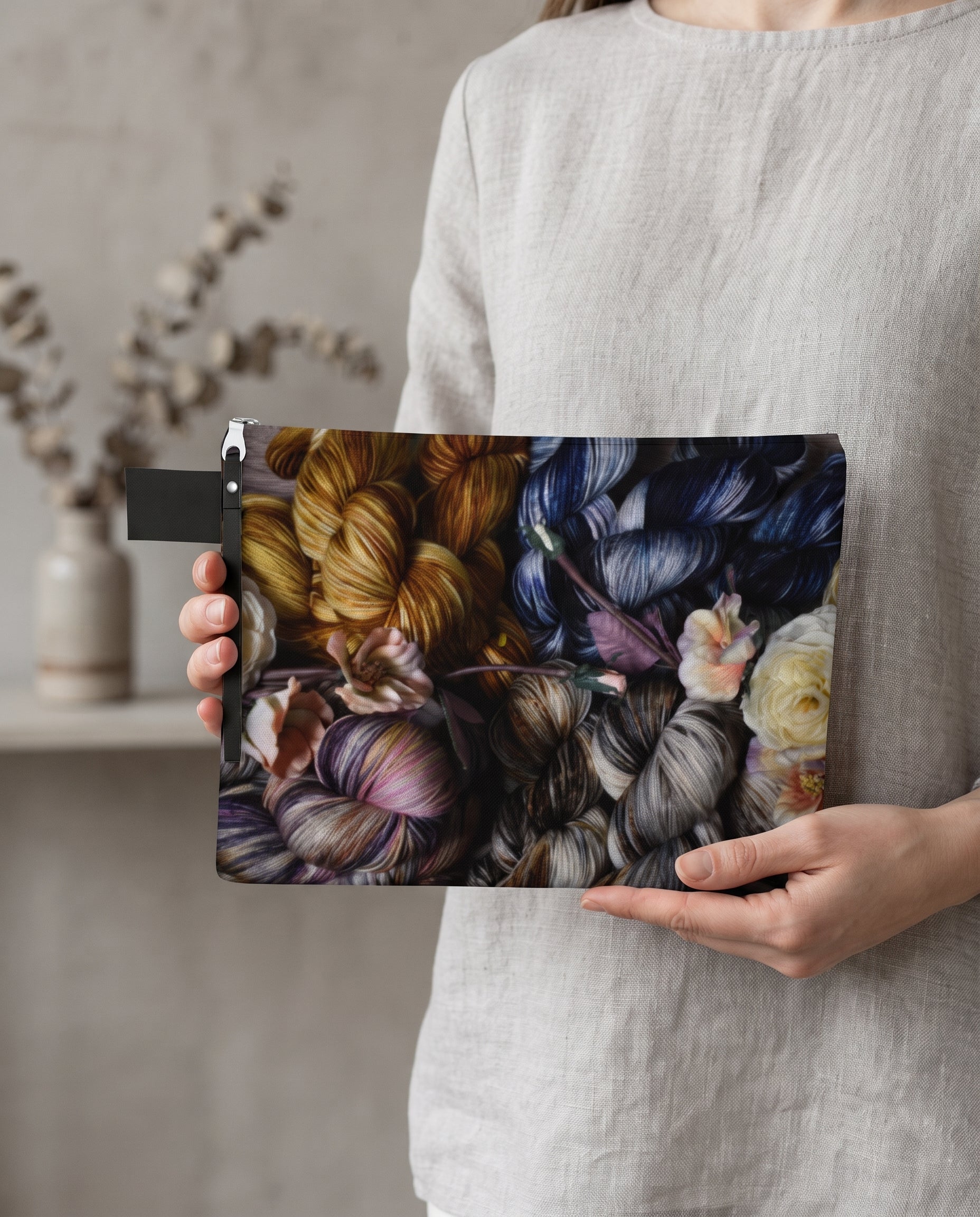 ESSENCE-TIAL ZIP POUCH