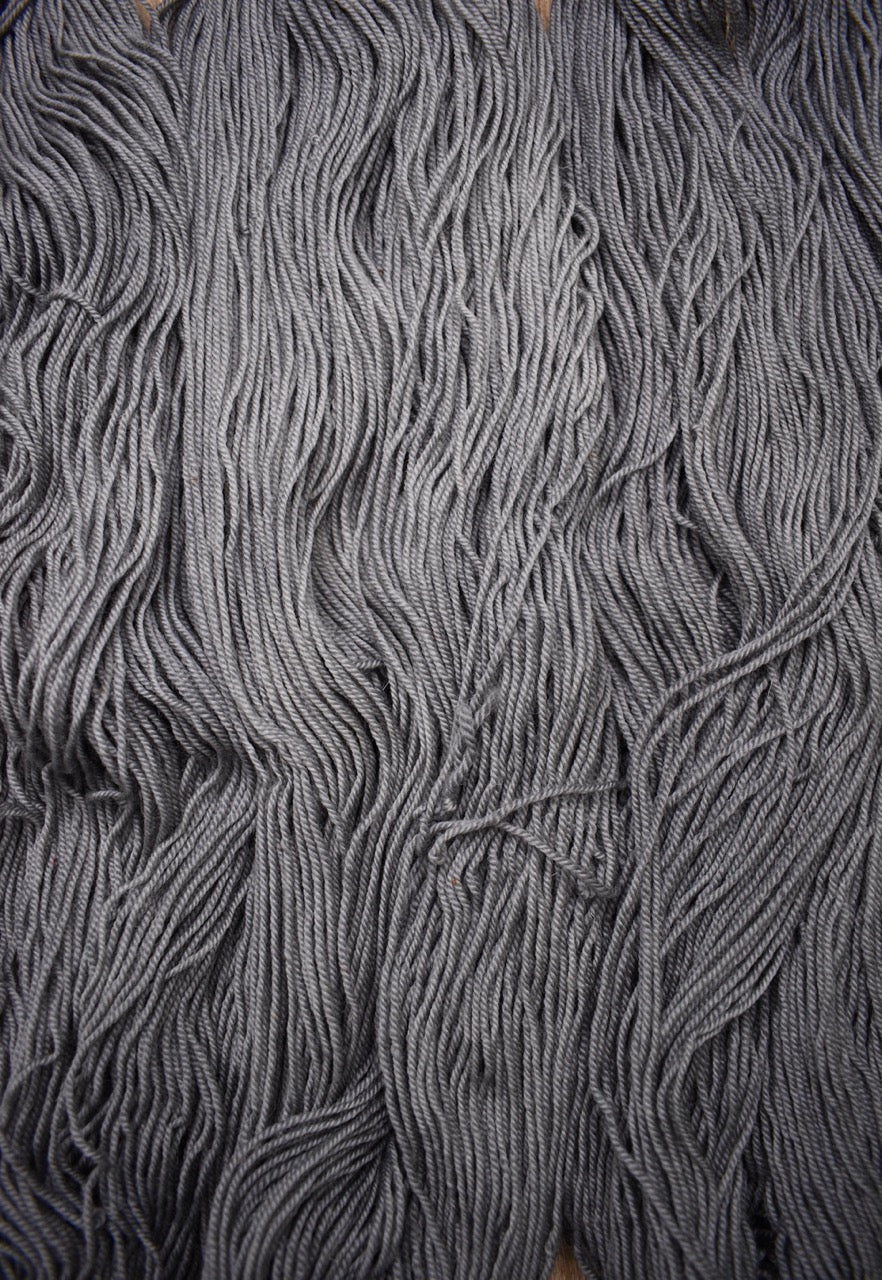 Hand dyed bfl wool yarn in gray colour.