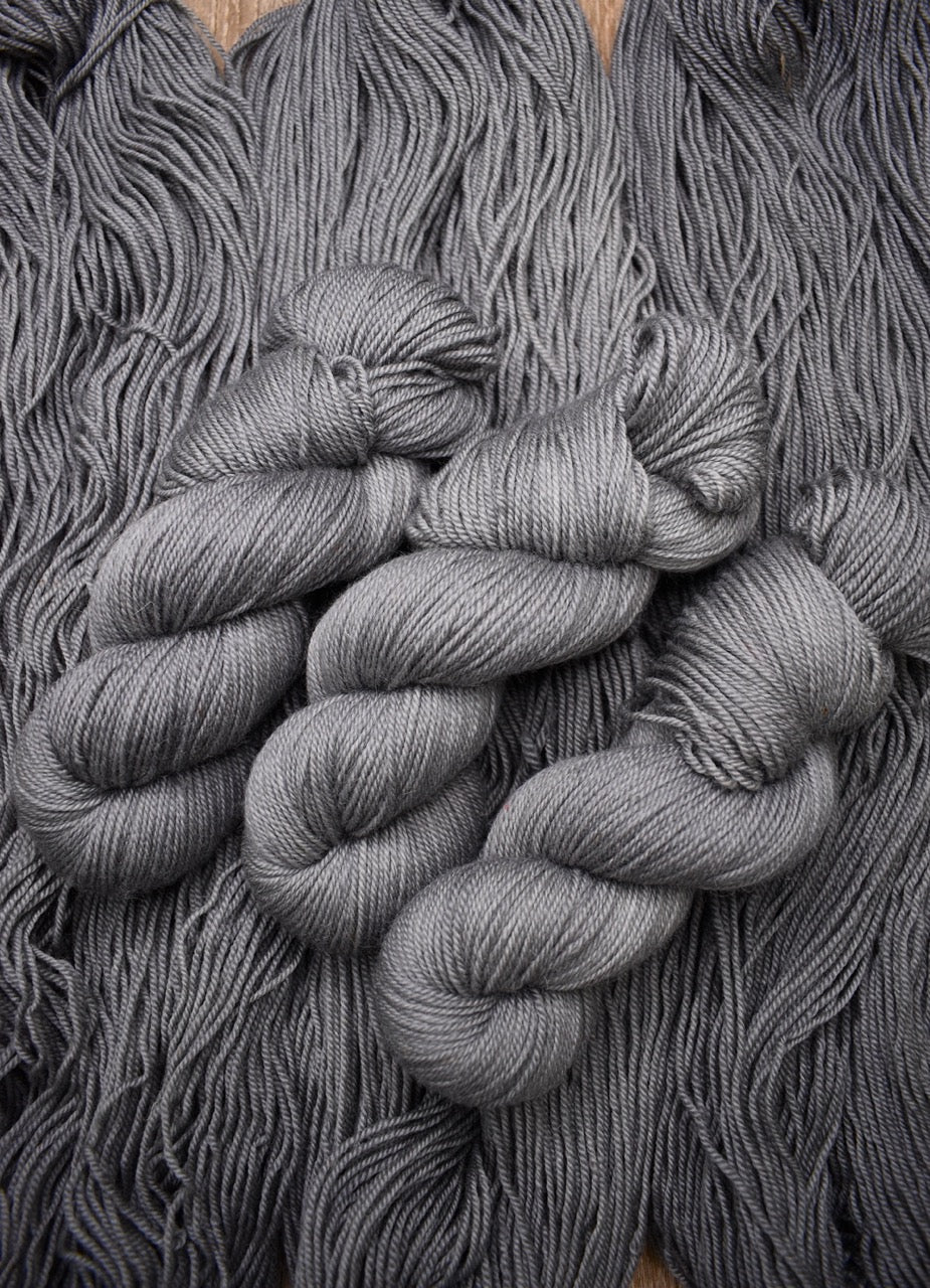Hand dyed bfl wool yarn in gray colour.