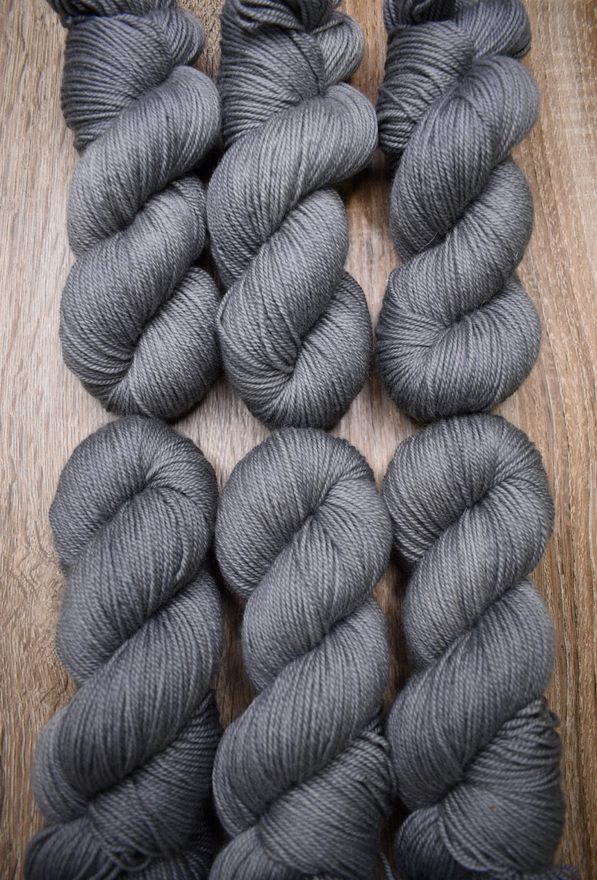 Hand dyed bfl wool yarn in gray colour.